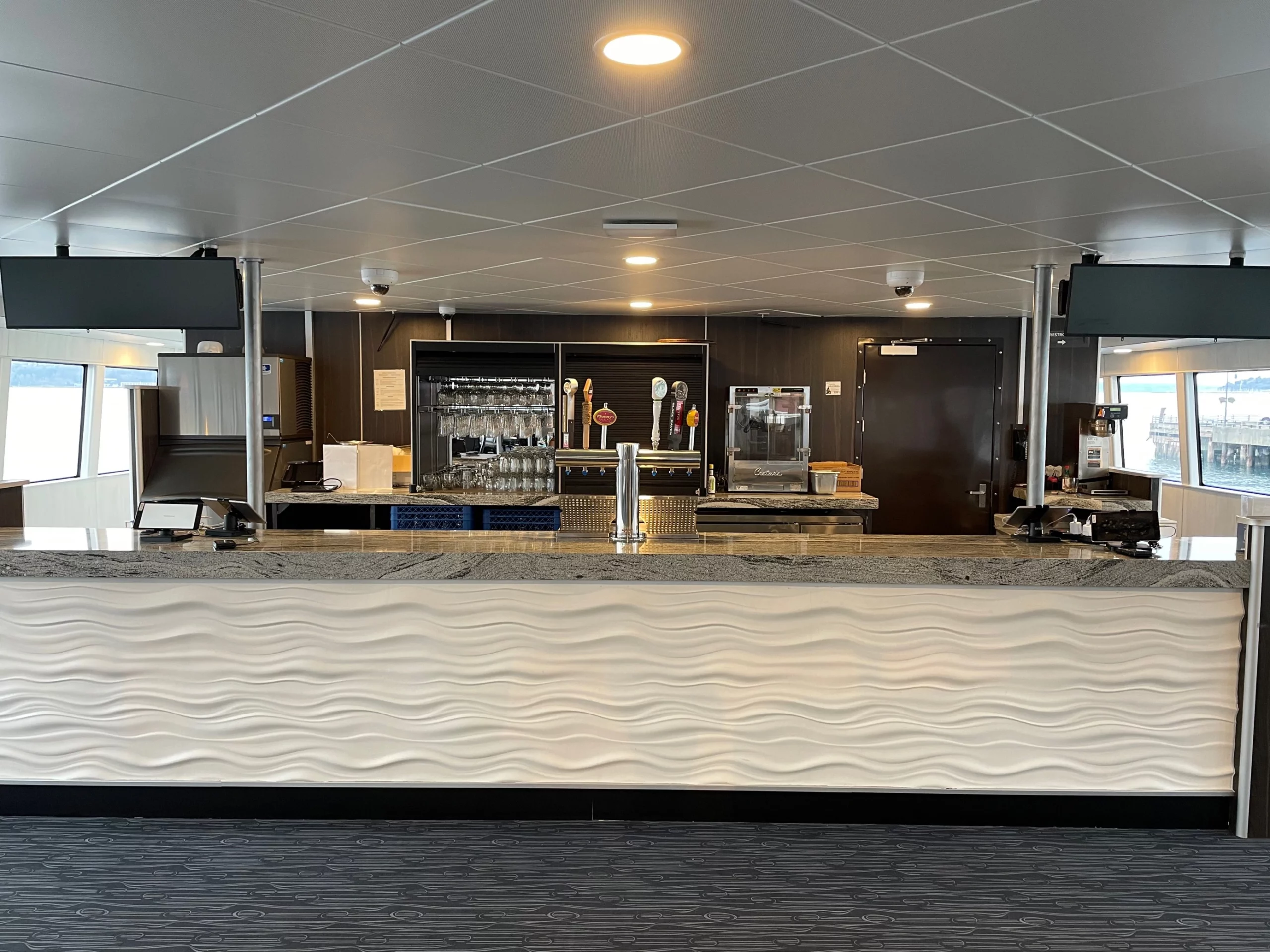 Photo of a private bar aboard an Argosy Cruises private charter boat, featuring drinks on tap.